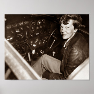 Amelia Earhart sitzt im Flugzeugcockpit Poster