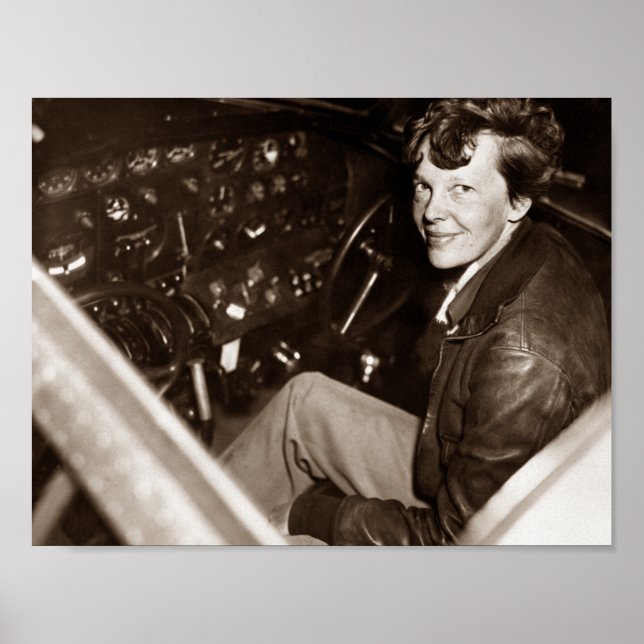 Amelia Earhart sitzt im Flugzeugcockpit Poster (Vorne)