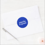 Amelia Royal Blue Modern Wedding Runder Aufkleber<br><div class="desc">Moderne Hochzeitsaufkleber mit einem einfachen und minimalen Layout mit Ihren Namen in einem groovy Retro-Schriftart. Die hellen Farben sind in königsblauen und weißen Tönen gehalten. Die Schriftart / Farben können im Designbearbeitungstool geändert werden. Diese Hochzeitsaufkleber eignen sich hervorragend als Umschlag Aufkleber oder für die individuelle Gestaltung Ihrer Gastgeschenke Hochzeiten.</div>