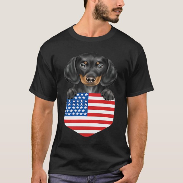 America Flag Black Dachshund Dog In Pocket T-Shirt (Vorderseite)
