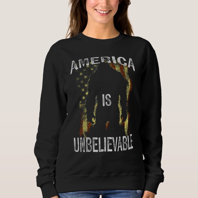 America is Unbelievable American Flag Sasquatch 4t Sweatshirt (Vorderseite)