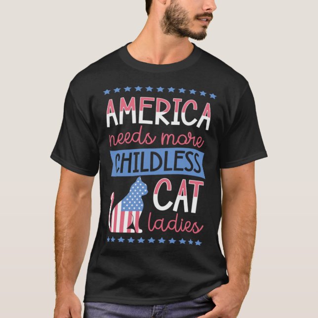 America Needs More Childless Cat Ladies Childless T-Shirt (Vorderseite)