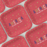 America Red 4. Juli Dekorationen Paper Teller<br><div class="desc">Feiern Sie am 4. Juli stilvoll mit dieser lustigen Papiertafel. Mit der Phrase "AMERICA das Land,  das Liebe ist" in einem lustigen Schriftart mit patriotischen Farben und goldenen Sternen. Passen Sie den Skripttext an.</div>