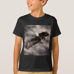 American Bald Eagle Flying in Sturmwolken  T-Shirt
