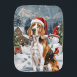 American English Foxhound Dog Winter Christmas Joy Baby Spucktuch<br><div class="desc">Das festliche Design des Hauses spiegelt den fröhlichen Geist der Urlaubssaison wider, mit einem bezaubernden Nachwuchs mit einer Weihnachtsmannmütze. Die Katze ist eingebettet in ein winterliches Wunderland, mit einem Schneemann, einem dekorierten Weihnachtsbaum und wunderschön verpackten Geschenken. Schneeflocken fallen sanft ab und geben der Szene eine magische Touch, während die lebhaften...</div>