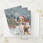 American English Foxhound Dog Winter Christmas Joy Bewerbungsmappe<br><div class="desc">Das festliche Design des Hauses spiegelt den fröhlichen Geist der Urlaubssaison wider, mit einem bezaubernden Nachwuchs mit einer Weihnachtsmannmütze. Die Katze ist eingebettet in ein winterliches Wunderland, mit einem Schneemann, einem dekorierten Weihnachtsbaum und wunderschön verpackten Geschenken. Schneeflocken fallen sanft ab und geben der Szene eine magische Touch, während die lebhaften...</div>