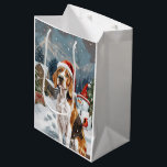 American English Foxhound Dog Winter Christmas Joy Mittlere Geschenktüte<br><div class="desc">Das festliche Design des Hauses spiegelt den fröhlichen Geist der Urlaubssaison wider, mit einem bezaubernden Nachwuchs mit einer Weihnachtsmannmütze. Die Katze ist eingebettet in ein winterliches Wunderland, mit einem Schneemann, einem dekorierten Weihnachtsbaum und wunderschön verpackten Geschenken. Schneeflocken fallen sanft ab und geben der Szene eine magische Touch, während die lebhaften...</div>