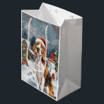 American English Foxhound Dog Winter Christmas Joy Mittlere Geschenktüte<br><div class="desc">Das festliche Design des Hauses spiegelt den fröhlichen Geist der Urlaubssaison wider, mit einem bezaubernden Nachwuchs mit einer Weihnachtsmannmütze. Die Katze ist eingebettet in ein winterliches Wunderland, mit einem Schneemann, einem dekorierten Weihnachtsbaum und wunderschön verpackten Geschenken. Schneeflocken fallen sanft ab und geben der Szene eine magische Touch, während die lebhaften...</div>