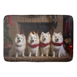 American Eskimo am Feuerplatz Weihnachten Badematte