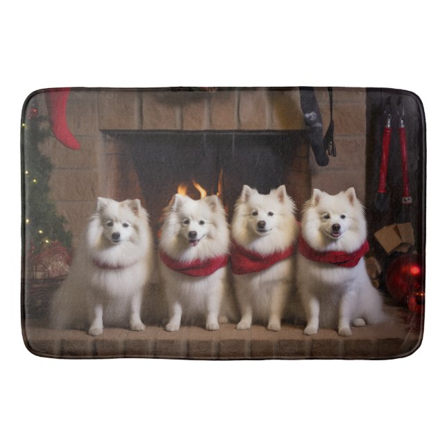 American Eskimo am Feuerplatz Weihnachten Badematte (Vorderseite)