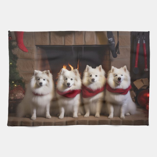 American Eskimo am Feuerplatz Weihnachten Geschirrtuch (Horizontal)