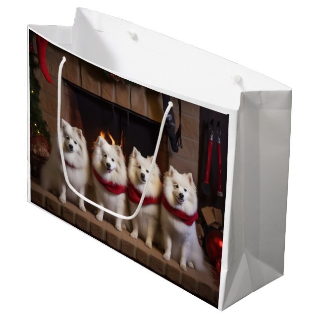 American Eskimo am Feuerplatz Weihnachten Große Geschenktüte (Vorderseite Schrägansicht)