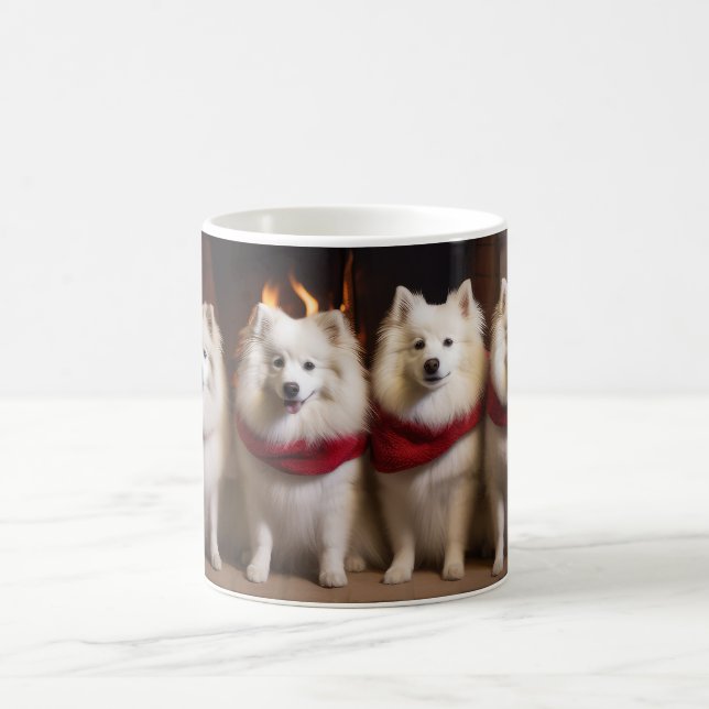 American Eskimo am Feuerplatz Weihnachten Kaffeetasse (Mittel)