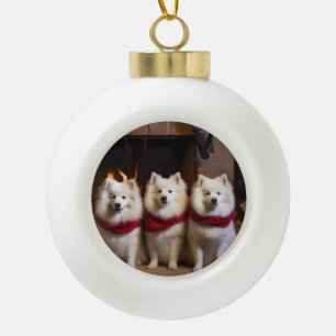 American Eskimo am Feuerplatz Weihnachten Keramik Kugel-Ornament