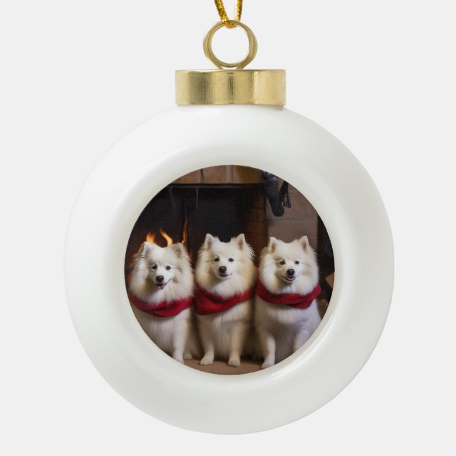 American Eskimo am Feuerplatz Weihnachten Keramik Kugel-Ornament (Vorderseite)