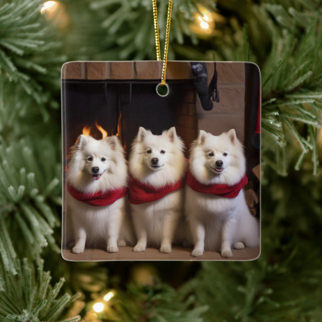 American Eskimo am Feuerplatz Weihnachten Keramikornament (Baum)