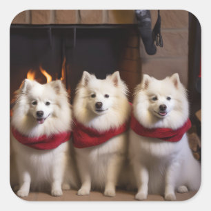 American Eskimo am Feuerplatz Weihnachten Quadratischer Aufkleber