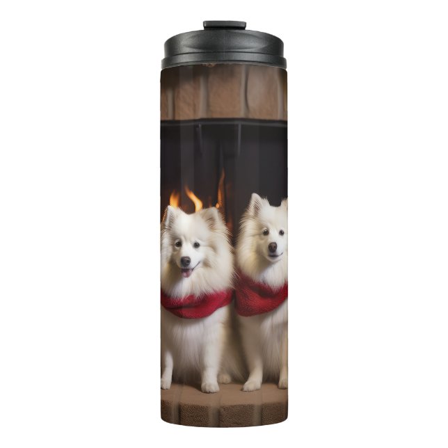 American Eskimo am Feuerplatz Weihnachten Thermosbecher (Vorderseite)
