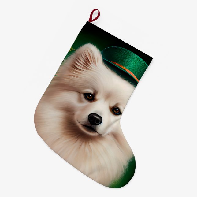 American Eskimo Hund in St. Patrick's Day Dress Großer Weihnachtsstrumpf (Vorderansicht (hängend))