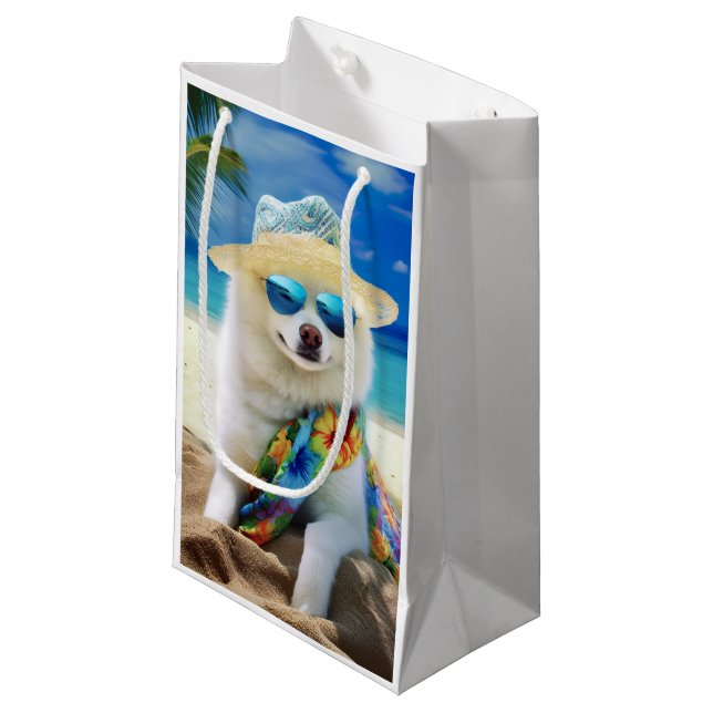 American Eskimo on Beach, Sommergeschenk für Hunde Kleine Geschenktüte (Vorderseite Schrägansicht)
