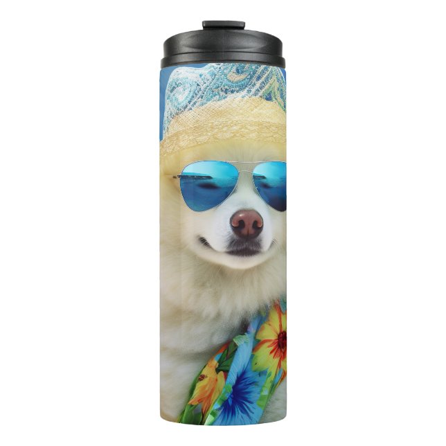 American Eskimo on Beach, Sommergeschenk für Hunde Thermosbecher (Vorderseite)