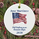 American Flag First Christmas Custom New Citizen Keramik Ornament<br><div class="desc">Die Einführung unserer amerikanischen Flag-Ornament, ein perfekter Weg, um Ihr erstes Weihnachten als amerikanischer Bürger zu feiern! Dieses Ornament ist in Rot, Weiß und Blau gehalten, was die US Flagge zu einem guten Beispiel für den patriotischen Stolz macht. Das Ornament bietet auch Platz für Sie, um es mit Ihrem Namen...</div>