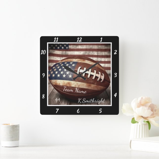 American Flag Football  Quadratische Wanduhr (Zuhause)
