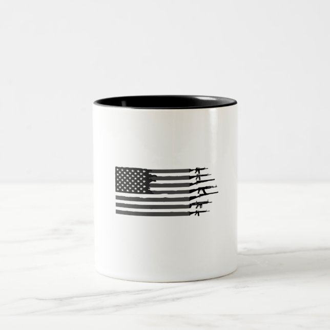 American Flag Guns - für Veteran, 4. Juli Zweifarbige Tasse (Mittel)