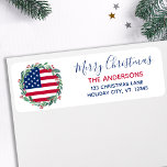 American Flag Patriotic Christmas Rücksendeadresse<br><div class="desc">Senden Sie frohe Weihnachtsgrüße an Freunde und Familie mit diesem einzigartigen US-amerikanischen Flag Weihnachtsanschrift Label - Holiday Kranz in einem amerikanischen Fahnen Design moderne rot-weiß-blau Design mit Heiligen und Beeren. Personalisieren mit Familiennamen und Adresse. Dieses patriotische Weihnachtslabel eignet sich perfekt für Militärfamilien, Veteranen, patriotische Familien und Veteranen-Service-Abteilung Weihnachtskarten. COPYRIGHT ©...</div>