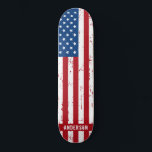 American Flag Personalisiert Stars Streifen Patrio Skateboard<br><div class="desc">Zeigen Sie Ihren amerikanischen Stolz oder geben Sie ein besonderes Geschenk mit diesem US-amerikanischen Flag Skateboard in einem bedrängten abgenutzten Grunge-Design. Das Skateboarddesign der USA ist in Rot und Blau mit US Flagge gestaltet und eignet sich hervorragend für amerikanische Unabhängigkeitstag-Partys, Memorial Day Party , Wiedersehen, militärische Abschluss- oder Ruhestandsgeschenke und...</div>