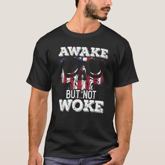American Flag Political Awake But Not Woke   T-Shirt (Vorderseite)