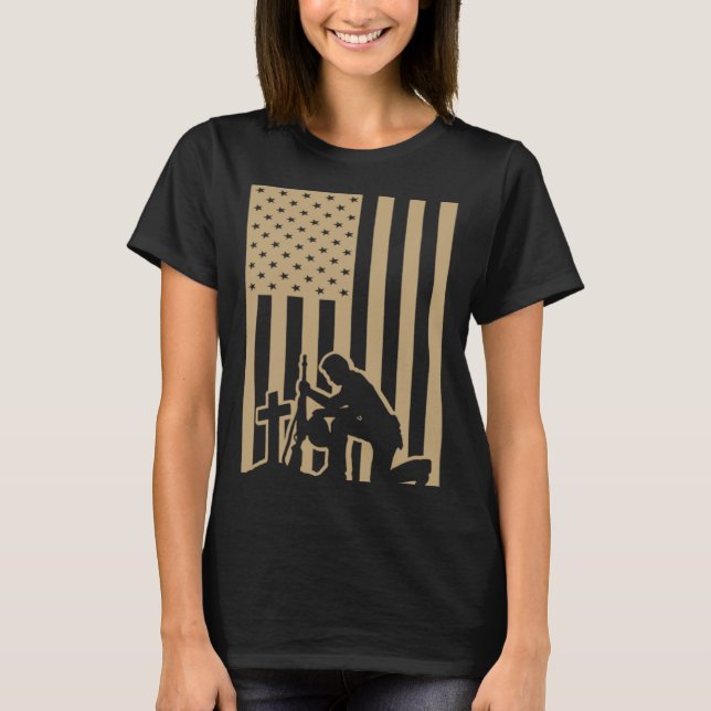 American Flag Soldier  Memorial Day Patriotism T-Shirt (Vorderseite)
