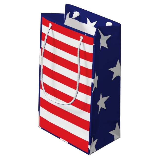 American Flag Theme Geschenktasche Red White und B Kleine Geschenktüte (Rückseite Schrägansicht)