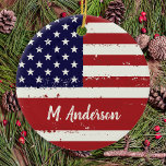 American Flag USA Personalisiert Patriotic Keramikornament<br><div class="desc">Dieses Dekor der amerikanischen Fahne ist der perfekte Weg, Ihren patriotischen Geist in dieser Feriensaison zu zeigen. Das Dekor zeichnet sich durch das Design der US Flagge in fett rot, weiß und blau aus. Es ist ein großartiges Geschenk für Militärveteranen und ihre Familien, oder für jeden, der Amerika Liebe und...</div>