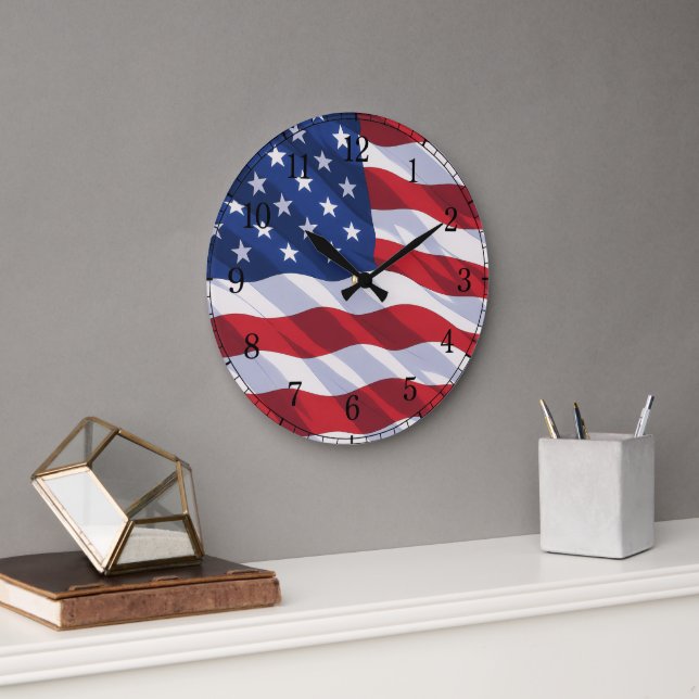 American Flag Wall Clock — Waving Flag Design Große Wanduhr (Büro)