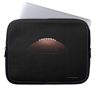 American Football Ball auf schwarzem Hintergrund Laptopschutzhülle