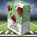 American Football Balls Fun Kids Haqppy Birthday Mittlere Geschenktüte<br><div class="desc">American Football Balls Spaß Kinder glücklich Geburtstag Mittlere Geschenktasche. Fußbälle in verschiedenen Größen und grüner Hintergrund mit Streifen. Die Geschenktasche mit Ihrem Namen personalisieren und eine tolle Geburtstagstasche für einen Fußballfan machen.</div>