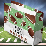 American Football Balls Fun Kindergeburtstag Große Geschenktüte<br><div class="desc">American Football Balls Spaß Kindergeburtstag Große Geschenktasche. Fußbälle in verschiedenen Größen und grüner Hintergrund mit Streifen. Die Geschenktasche mit Ihrem Namen personalisieren und eine tolle Geburtstagstasche für einen Fußballfan machen.</div>