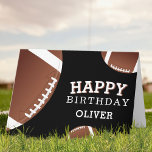 American Football Balls Sports Happy Birthday Kids Karte<br><div class="desc">American Football Balls Sports Happy Birthday Card mit Name. Fußballbälle mit einem guten Geburtstag wünschen sich auf schwarzem Hintergrund. Personalisieren Sie mit Ihrem Namen und machen Sie eine spezielle persönliche Karte für einen Jungen oder ein Mädchen,  die Lieben Fußball.</div>