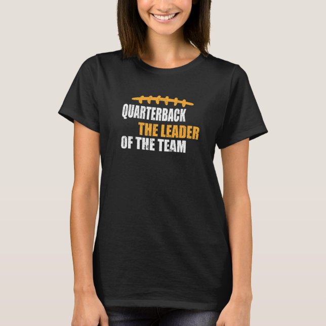 American football quarterback the leader football  T-Shirt (Vorderseite)