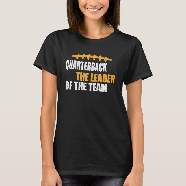 American football quarterback the leader football  T-Shirt (Vorderseite)