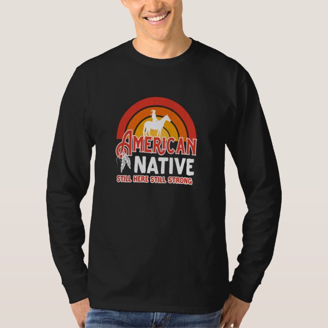 American Native Still Here Still Strong T-Shirt (Vorderseite)
