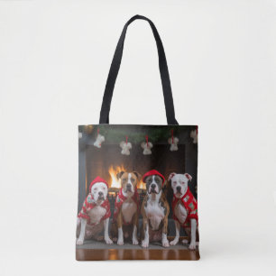 American Staffordshire am Kamin Weihnachten