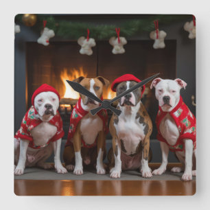 American Staffordshire am Kamin Weihnachten Quadratische Wanduhr