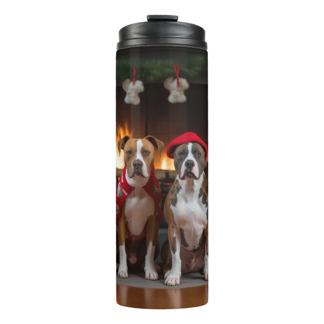 American Staffordshire by Fireplace Christmas Thermosbecher (Vorderseite)