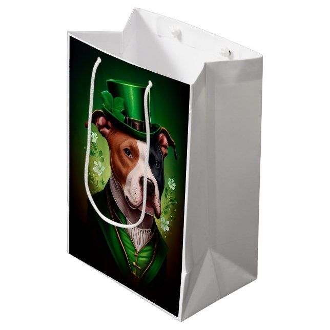 American Staffordshire dog am St. Patrick's Day Mittlere Geschenktüte (Vorderseite Schrägansicht)
