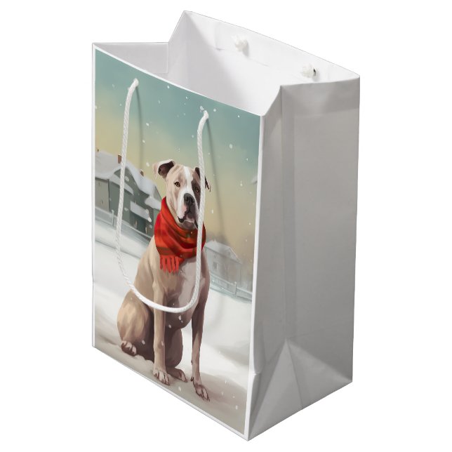 American Staffordshire Dog in Snow Christmas Mittlere Geschenktüte (Vorderseite Schrägansicht)