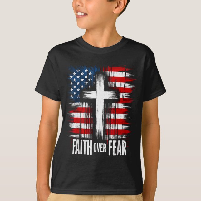 American Usa Flag Christ Faith Over Fear With Cros T-Shirt (Vorderseite)