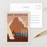Amerika Willkommen in Montana | Vintage Travel Postkarte<br><div class="desc">Amerika sehen, Willkommen in Montana | Dieses Vintage Plakat des United Staaten Travel Bureau von Jerome Henry Rothstein mit dem Titel See America, Welcome to Montana lädt die Zuschauer ein, Montanas Naturschönheiten und Kulturerbe zu erkunden. Das Kunstwerk besticht durch ein ruhiges indisches Zeltlager, das sich an einem ruhigen See befindet,...</div>