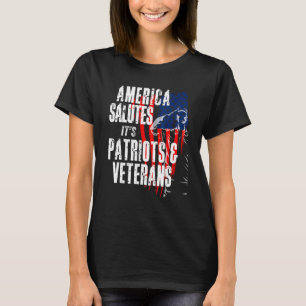 Amerika würdigt seine Patrioten und Veteranen in A T-Shirt